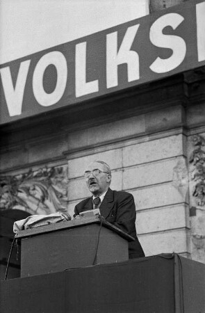 Dresden. Wilhelm Koenen, SED, auf einer Großkundgebung für Einheit und Frieden vor dem Japanischen Palais.