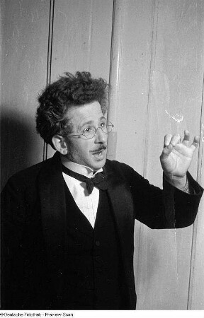 Szenenbilder aus dem Drama "Die Illegalen" von Günther Weisenborn am Hebbel-Theater Berlin