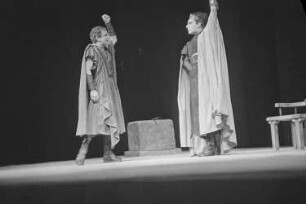 Szenenbilder aus dem Stück "König Oedipus" von Sophokles am Deutschen Theater Berlin : Szene mit Wolfgang Langhoff als Kreon (links) und Gustaf Gründgens als König Oedipus (rechts)