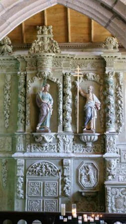 Frankreich. Bretagne. Finistere. Sainte Marie du Menez Hom. Kapelle innen. Geschnitzter Retabel