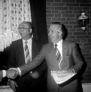 Reichsbund, Kreisverband: Mollhagen: Wahl des neuen Vorsitzenden Albert Cycmaniak: beim Empfang von Gratulation: im Beisein von Kreisgeschäftsführer Karl Heinz Nissen