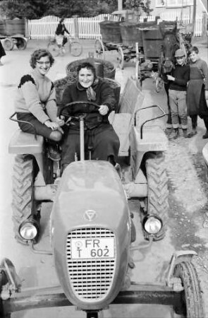 Ihringen: Zwei Frauen auf Traktor
