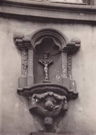 Kreuzdarstellung Kreuz in Nische