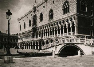 Venedig. Italien. Der Dogenpalast in Venedig (1340 - 1438). Ansicht der Seefront.