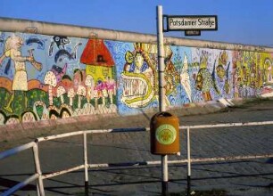 Mauer Berlin West am Potsdamer Platz mit Aufschrift, Foto von 1985
