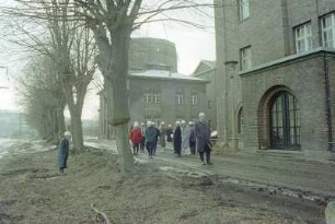 v Personengruppe, Kühlturm 1, Betriebs-Berufs-Schule, Kopfbau, von O