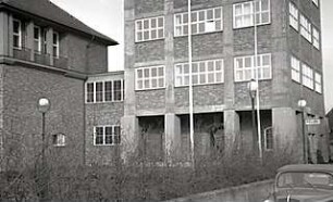 Grund, Peter; Neu-Isenburg; Rathaus mit Wasserturm - Außenansicht