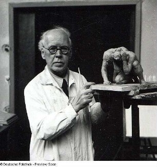 Georg Kolbe in seinem Atelierhaus in Berlin