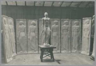 Reliefs Trauernde Frauen, 1918/19, Gips; Adam, 1920, Gips