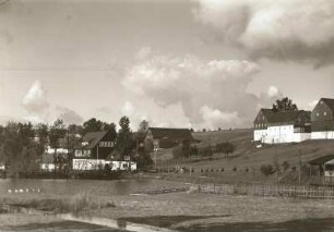 Frauenstein-Nassau, Blick über den Badeteich auf die neue Schule