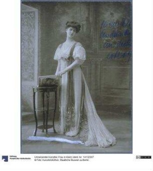 Frau in Kleid
