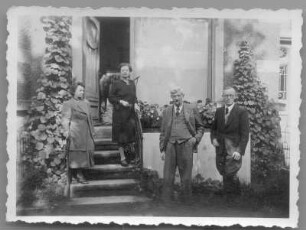 Dresden-Striesen, Borsbergstraße 11. Die Bildhauerin Etha Richter mit ihrem Mann Hans und zwei Gästen am Treppenaufgang zu ihrem Atelier