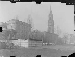 Dresden-Neustadt, Straße der Einheit (Albertstraße). Blick über die Hauptstraße zur Ruine der Dreikönigskirche (nach Südwest)