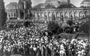 Dresden, Zwingerhof. Sängerfest, vermutlich das traditionelle Pfingstsingen der Dresdner Volkssingakademie im Dresdner Zwinger, 1920.05.23?