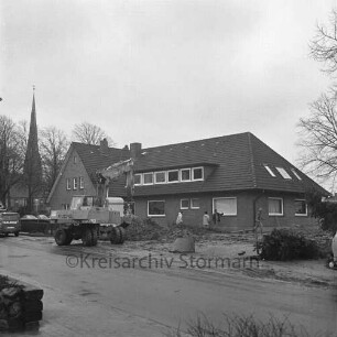 Siek: Amtsgebäude: Baustelle des Erweiterungsanbaues, im Hintergrund links die Friedenskirche, Blick von Osten