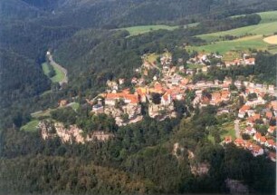Hohnstein. Stadtansicht mit Burg. Luftbild-Schrägaufnahme von Südsüdost