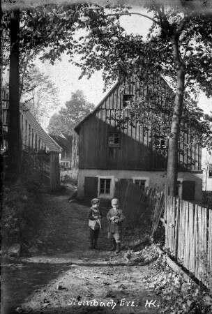 Kinder auf der alten Dorfstraße : heute Wohnhaus Fam. Hunger Uwe; dahinter das Melzer-Gut (Lohs)