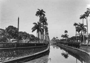 Kanal : Kanal in einer brasilianischen Stadt.