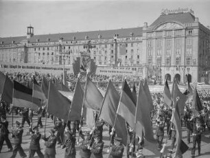 Dresden. Demonstration zum 1. Mai entlang der Ernst-Thälmann-Straße, Tribüne auf dem Altmarkt