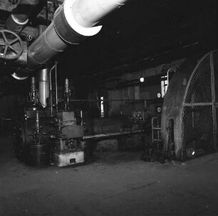 Uebigau-Wahrenbrück-Domsdorf. Brikettfabrik Louise (1882/1991 Kohleabbau; seit 1992 Technisches Denkmal). Pressenhaus. Brikettpresse mit Dampfgenerator