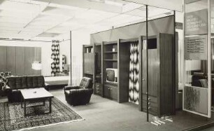 Anbauwand (Modell 960) : Ausstellungskoje des VEB Möbelkombinat Zeulenroda-Triebes mit Wohnzimmermöbeln