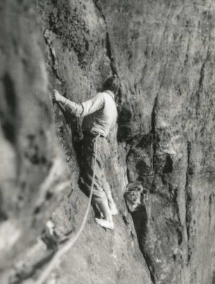 Sächsische Schweiz. Rathener Felsgebiet, Westl. Feldkopf. Seilschaft Karlheinz Gonda/Erich Gorlt im Quergang der SW-Verschneidung (VIIa)