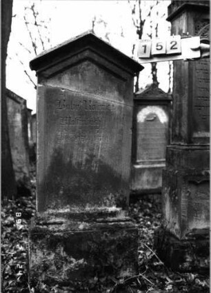 Grabstein 152 (Index: 99751976) Material: Sandstein Zustand: quer gebroch/repariert, sonst gut Maße HxBxT: 152x53x21 cm Beschreibung: Stele, profilierter Sockel, giebelartiger Abschluß mit Verdachung: Grabstein 152