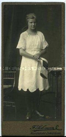 Junges Mädchen im kurzen weißen Kleid, Carte de Visite