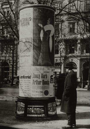 Litfaßsäule mit dem Plakat eines Konzerts von Jenny Korb (Sopran) und Arthur Benda (Bass)