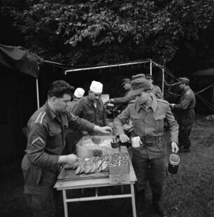 Fernmeldeübung der in der Neureuter Kaserne stationierten Luftwaffen-Fernmeldeabteilung 121.