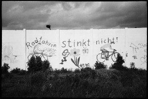 Berliner Mauer mit Inschrift "Radfahren stinkt nicht!"