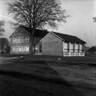Glashütter Kirchenweg: ehemaliges Rathaus, vorne Parkplätze: Blick von Süden
