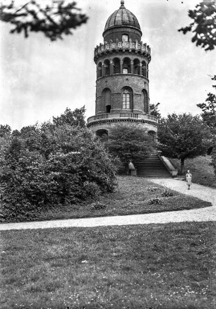 Leuchtturm : Der Leuchtturm in Bergen auf der Insel Rügen, davor die Tochter des Fotografen Ilse