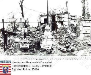 Darmstadt, 1945 nach März 24 / zerbombte Rheinstraße mit US-Wegweisern