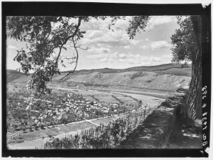 Pünderich. Blick auf den Ort