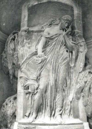 Wandgrabmal der Familie Wohanka : Klouček, Celda: Wandgrabmal der Familie Wohanka. Sandstein. wohl um 1900/1905. Detail: Trauernde. Prag-Vyšehrad, Friedhof Vyšehrad