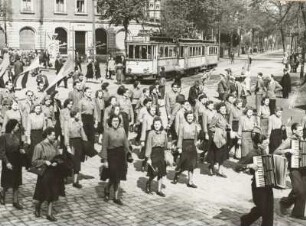 Dresden. Maidemonstration 1951 : Demonstrationszug zum Straßburger Platz (Fucikplatz) in Dresden. Vom Wasaplatz zum Stübelplatz (Fucikplatz)