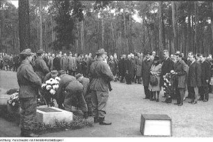 Kranzniederlegung zu Ehren von Paul Gruner im Beisein der Witwe (?)
