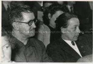 Bertolt Brecht und Helene Weigel bei der Vollversammlung des Weltfriedensrates in Berlin