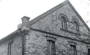 Wohngebäude in Nochten, Detail : Bauwesen - Exterieur. Ort: Wochozy / Nochten. Die Eigentümlichkeit des Giebels eines Wohnhauses. Pfeiler.