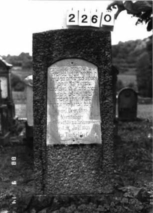 Grabstein 2260 (Index: 100097356) Maße HxBxT: 133x54x27 cm Besonderheit: kulturhistorisch wertvoll / hist.-wiss. Gründe (Gemeindestellung): Grabstein 2260