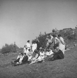 Betriebsausflug der Sächsischen Landesbildstelle zum Schwartenberg über Freiberg. Mitarbeiter mit Angehörigen auf dem Schwartenberg