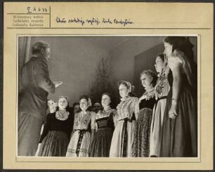 Chor des Sorbischen Jugendensembles der Sorbischen Oberschule Bautzen. : Chór prěnjeje serbskeje kulturneje brigady Serbskeje wyšeje šule Budyšin.