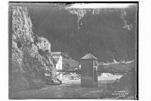 Blick auf eine Brücke mit Fluss am Finstermünz [Pass]