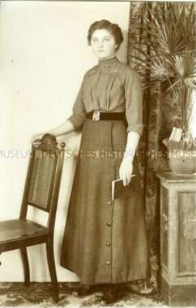 Porträt einer jungen Frau (Konfirmation?)