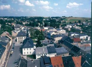Pausa. Stadtansicht mit ehem. Amtsgericht (Landgericht) und Rathaus. Blick vom Turm der Stadtkirche St. Michaelis nach Nordosten