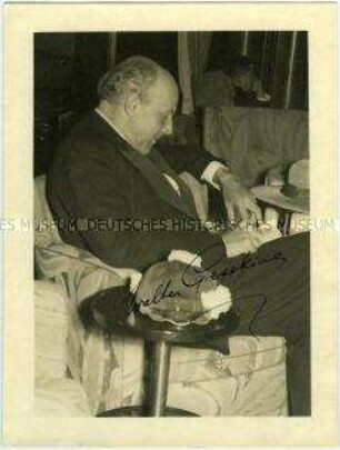 Pianist Walter Gieseking in der Bibliothek des Hochseepassagierdampfers "Bremen"