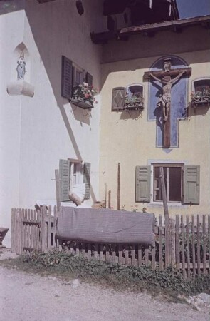Mittenwald. Kreuz an einem Haus am Untermarkt