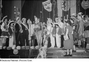 Der Karnevalsprinz Walter I. beim Vorlesen seiner Regierungserklärung nach der Übergabe des Amtes durch den Leipziger Oberbürgermeister auf einer Karnevalsveranstaltung in der Kongreßhalle