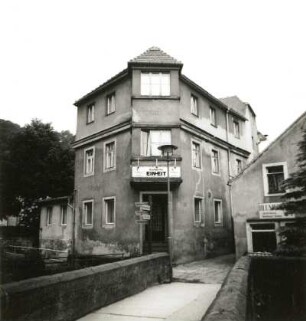 Stadt Wehlen, Markt 3. Wohnhaus mit Gaststätte "Einheit" (ehemaliger Gasthof "Stadt Wehlen", 1851/1900, verändert). Eckansicht von Westen